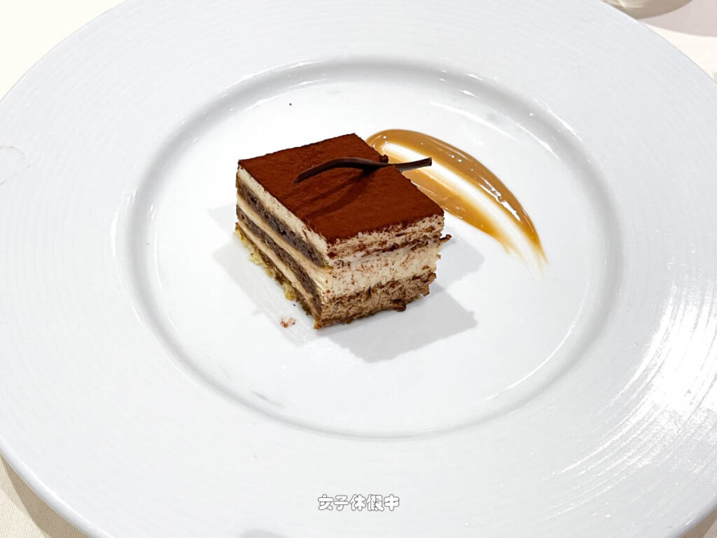 ✦ 甜點｜提拉米蘇 TIRAMISÙ
這款是海綿蛋糕的提拉米蘇，不是手指餅乾，但也是蠻好吃的！