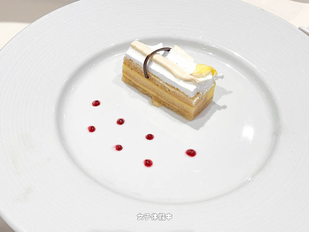 ✦ 甜點｜檸檬酒蛋糕 LIMONCELLO CAKE
酸酸的檸檬酒奶油蛋糕，加上野生莓果果醬點綴。