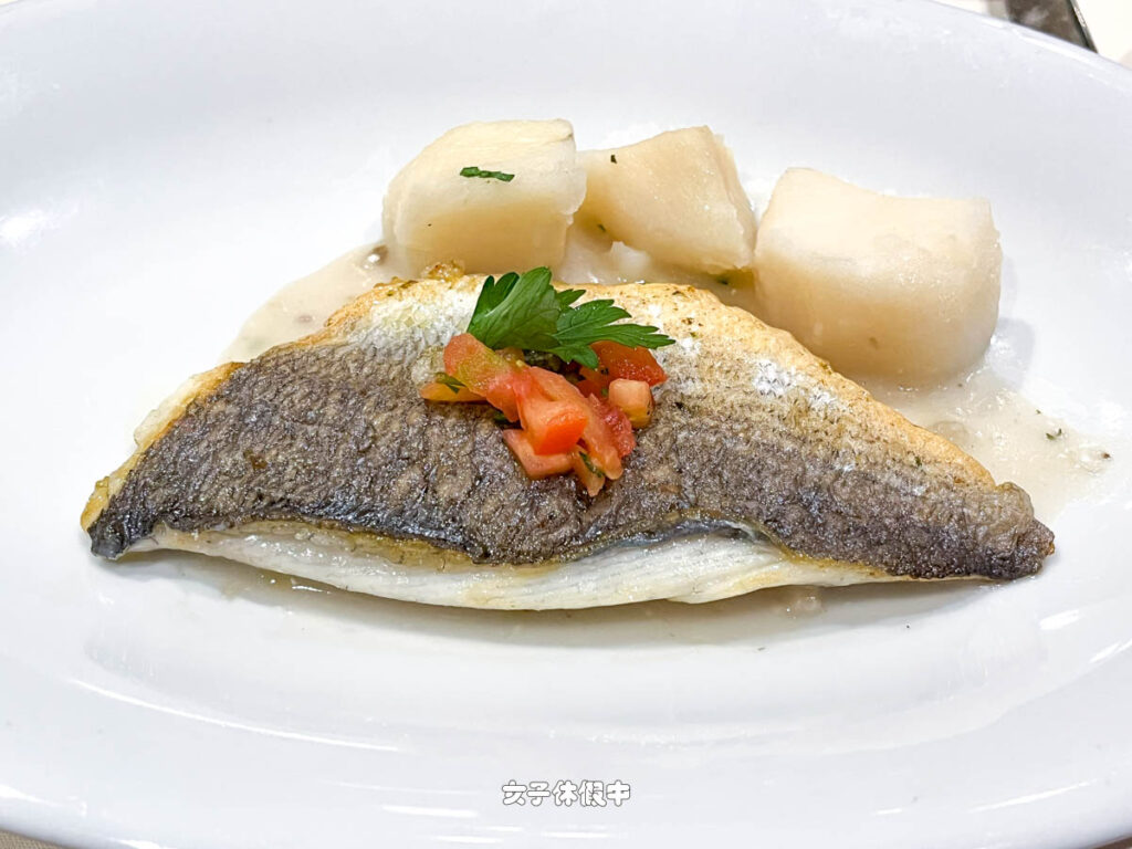 ✦ 主菜｜蒔蘿風味鯛魚 DILL-FLAVOURED SEA BREAM
魚肉還蠻軟嫩的，加上朝鮮薊醬、馬鈴薯，喜歡吃魚的可以點。