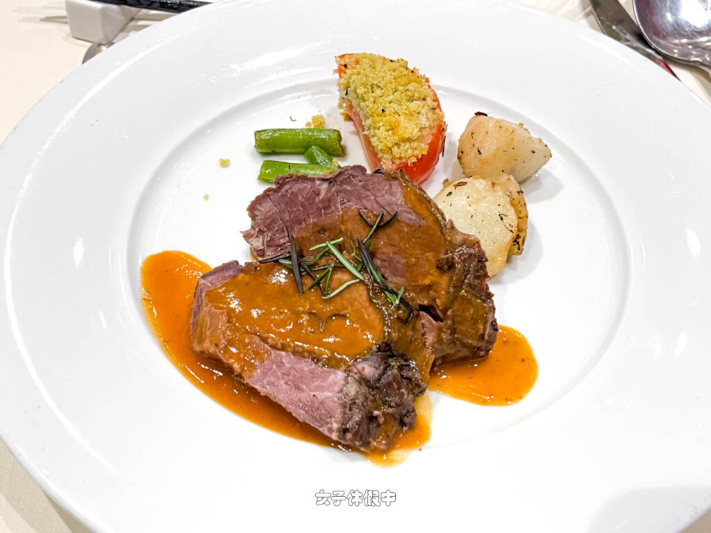 ✦ 主菜｜香草羊腿排 LEG OF LAMB WITH AROMATIC HERBS
羊腿稍乾硬，配上新鮮烤馬鈴薯、奶油青豆、番茄法式焗烤，味道還可以。