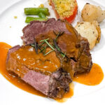 搭 MSC榮耀號最期待的就是晚餐啦！這篇幫大家整理了櫻桃主餐廳五天四夜的完整心得。 從視覺滿分的烤大西洋龍蝦尾，到軟嫩入味的紅酒紅燒牛肋排，以及酒香濃郁的蘭姆葡萄冰淇淋和經典的提拉米蘇蛋糕，現在就一起來開箱這場五天四夜的海上盛宴吧！