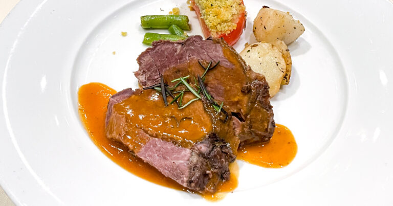 搭 MSC榮耀號最期待的就是晚餐啦!這篇幫大家整理了櫻桃主餐廳五天四夜的完整心得。 從視覺滿分的烤大西洋龍蝦尾,到軟嫩入味的紅酒紅燒牛肋排,以及酒香濃郁的蘭姆葡萄冰淇淋和經典的提拉米蘇蛋糕,現在就一起來開箱這場五天四夜的海上盛宴吧!